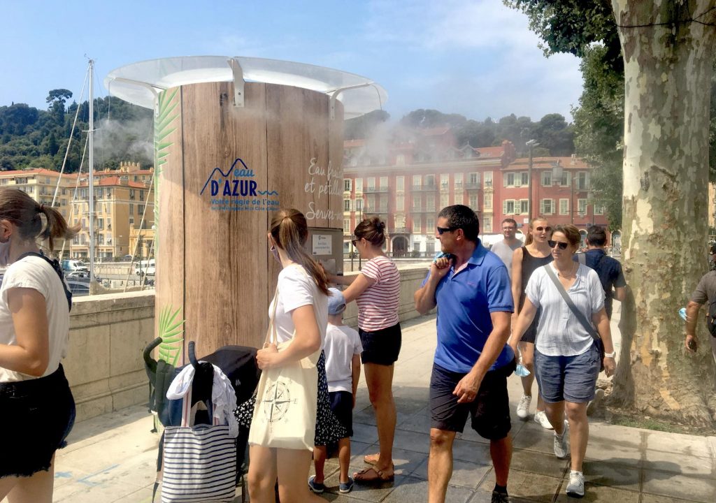 Illustration montrant plusieurs personnes autour d'un Ilot de fraîcheur proposé par Fontaineo à Nice, durant l'été 2020